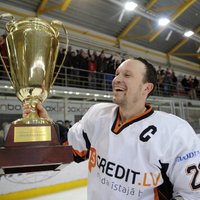 Fotoreportāža: 'SMScredit' pieredzējušie hokejisti līksmo par čempionu titulu