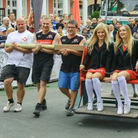 Foto: Florbols un spēkavīru sacensības Rīgas pilsētas sirdī