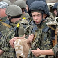 Советник президента Украины назвал "трусливыми скотинами" уклонистов от армии