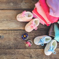 Kāpēc jaundzimušajiem neiesaka vilkt stilīgus apavus un citi padomi par zīdaiņu apģērbu