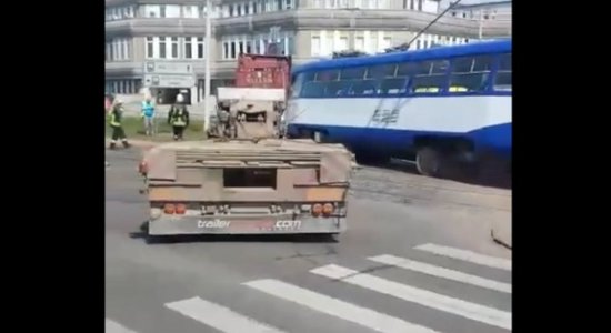 Video: Ganību dambī tramvajs ietriecas kravas auto piekabē