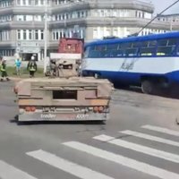 Video: Ganību dambī tramvajs ietriecas kravas auto piekabē