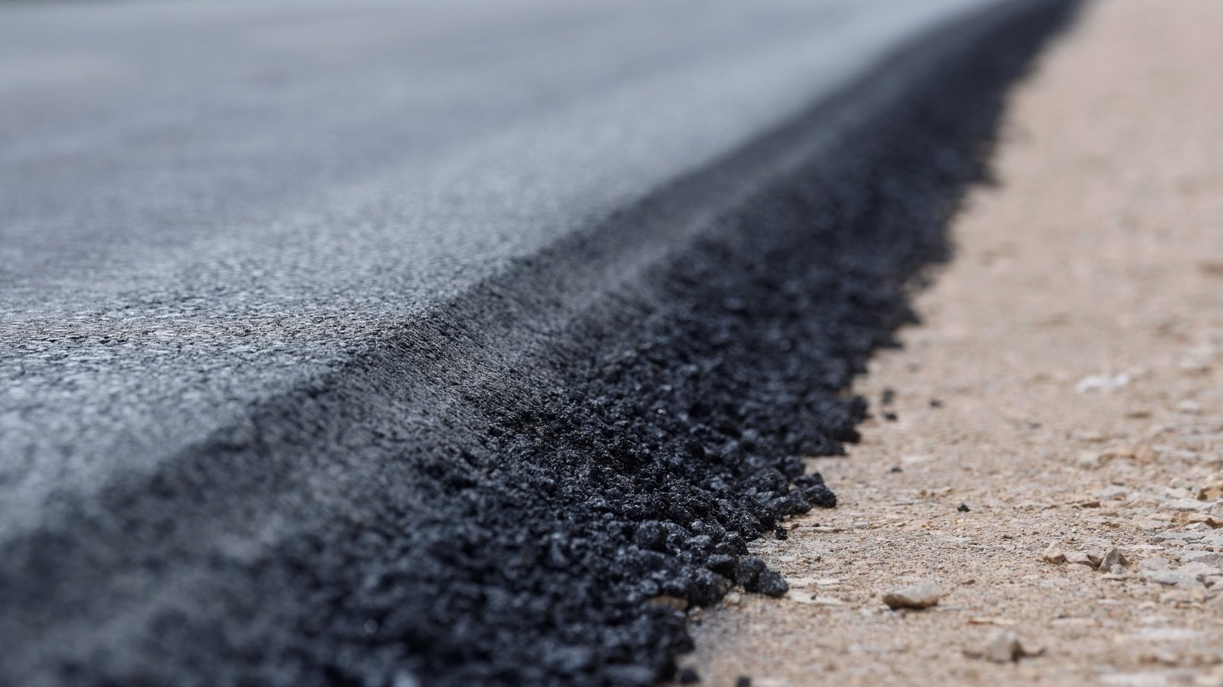 Uz Ķekavas apvedceļa izkritušu betona kluču dēļ ierobežota satiksme