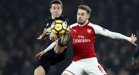 Mančestras 'United' aizraujošā grandu duelī pārspēj Londonas 'Arsenal'