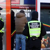 Policija plašos reidos Rīgā pārbaudījusi 18 'legālo narkotiku' bodes