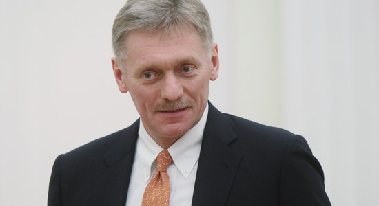 Kremlis: notikuši 'zināmi kontakti' ar ASV par spiegošanā apsūdzēto žurnālistu