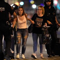 Barselonas centrā cilvēku pūlī ietriecas auto; 13 bojāgājušie un vismaz 100 ievainoto