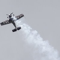 Rīgā aizvadīti aviošova 'Elite Aerobatic Master Cup 2013' treniņi - aculiecinieku foto un video