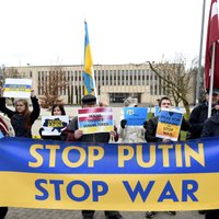 Foto: Protests Rīgā pret Krievijas agresiju Ukrainā; pāri ielai bariņš ļaužu slavē Krieviju