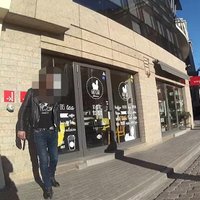 Rīgā vīrietis pārbiedē eklērnīcas klientus un šņāc uz garāmgājējiem