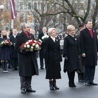 Руководители государства и латвийцы возложили цветы к памятнику Свободы