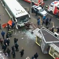 Maskavā autobuss ietriecas pieturā