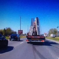 Video: Krasta ielā kravas auto taranē vieglo automašīnu
