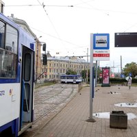 Daudzas Rīgas pieturvietas joprojām bez nojumes; dome plāno iesaistīt reklāmdevējus