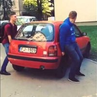 ВИДЕО: Хит интернета - парни из Риги придумали новый способ парковки