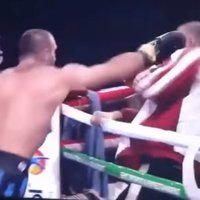 ВИДЕО: Грузинский боксер после поражения набросился с кулаками на тренера