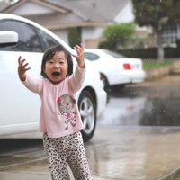 ВИДЕО: Хит интернета - девочка и ее первый в жизни дождь