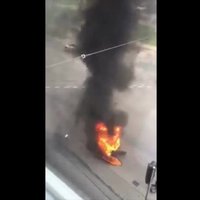Video: Rīgā ar atklātu liesmu sadeg motorollers
