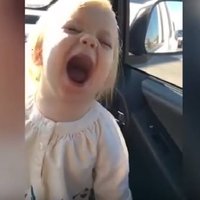 Video: Maza meitenīte atdarina Adeles dziesmu 'Hello'