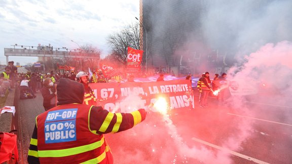 Francijā protestē pret pensiju reformu - 1