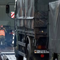 Foto: Bundesvērs vilcienos lādē uz Lietuvu sūtāmo karatehniku