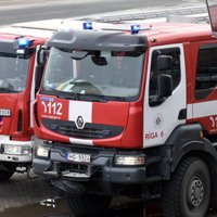 Pēc auto un tramvaja sadursmes glābēji Rīgā no mašīnas atbrīvo cietušo