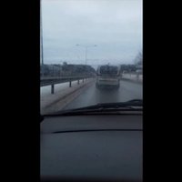 Video: Policijas auto pa Dienvidu tiltu traucas ar 100 km/h