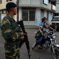 Venecuēlā pēc vardarbīgiem protestiem un grautiņiem aizturēti vairāk nekā 300 cilvēku