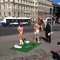 ФОТО, ВИДЕО: В центре Риги полуголая пара провела странную акцию
