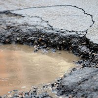 Ямы на латвийских дорогах: на ремонт потратят 10 млн. евро