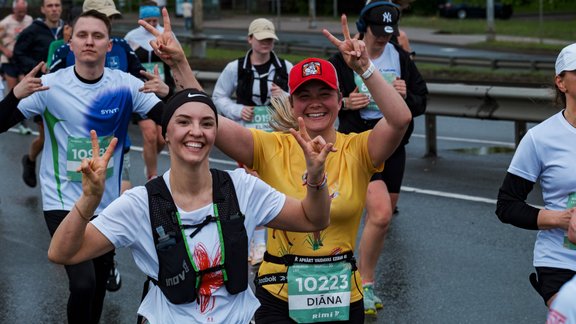Foto: Rīgas maratonā startē rekordliels dalībnieku skaits. Atrodi sevi fotogrāfijās!