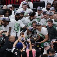 'Celtics' piedzīvo izbīli spēles izskaņā, bet iekļūst NBA finālā