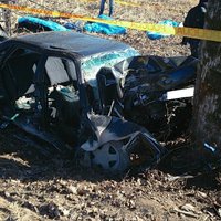 Traģiskā avārija Ogres novadā: jauniešu auto atrasts alkohols