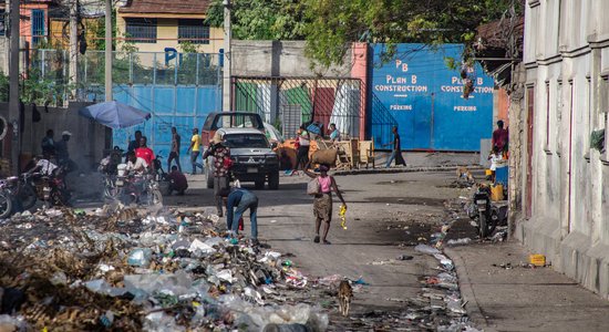 Haiti gangsteri nogalinājuši vairāk nekā 110 seniorus aizdomās par buršanos