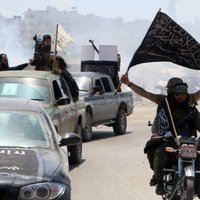 'Al Qaeda' Sīrijas atzars atkāpjas no frontes līnijas ar 'Islāma valsti'