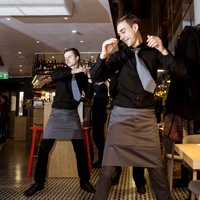 Foto: Rīgas centrā atklāts stilīgs bistro ar dejojošiem oficiantiem