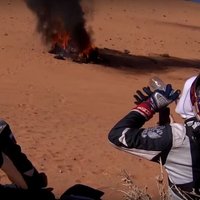 Video: Nodegusi mašīna, smaga avārija un kritieni Dakaras rallijreida trešajā dienā