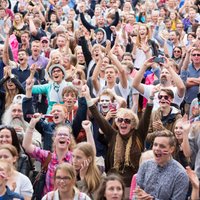 Foto: Tūkstošiem cilvēku pie Brīvības pieminekļa atbalsta Latvijas izlasi