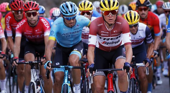 Skujiņš 'Giro d'Italia' posmā finišē līderu grupā
