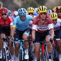 Skujiņš un Neilands finišē lielajā grupā 'Tour de France' posmā