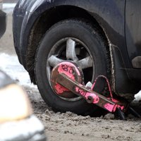 Rīgas autostāvvietās atkal bloķēs automašīnu riteņus