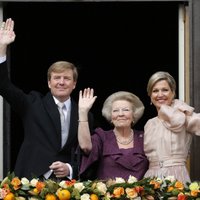 Nīderlandes karaliene Beatrikse nodevusi troni savam dēlam