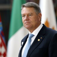 Rumānijas prezidents pārvēlēts amatā uz otro termiņu, liecina aptaujas
