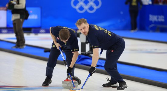 Zviedrijas kērlingisti pirmo reizi izcīna olimpisko zeltu