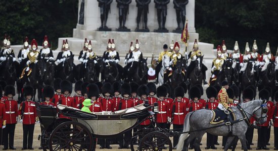 Foto: Jubilāre karaliene Elizabete II un karaliskā ģimene Londonā vēro 'Krāsu maršu'