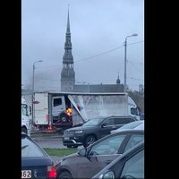Video: Maskavas ielā aizdegas fūrē iekrauts kravas auto