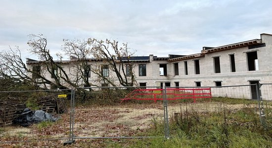 Liek nojaukt ēku pie nozāģētā Mārupes dižozola; stumbrā iemitinājušās aizsargājamas skudras