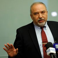 Izraēlas aizsardzības ministrs atkāpjas, protestējot pret pamieru ar 'Hamas'