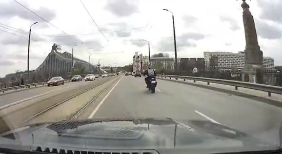 Avārijā uz Akmens tilta gājis bojā motociklists