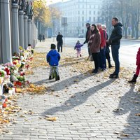 Foto: Pie Krievijas vēstniecības Rīgā gulst ziedi aviokatastrofas upuru piemiņai